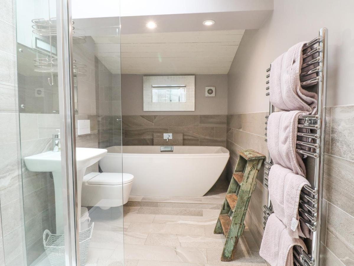 Hen House View Villa รูจลีย์ ภายนอก รูปภาพ
