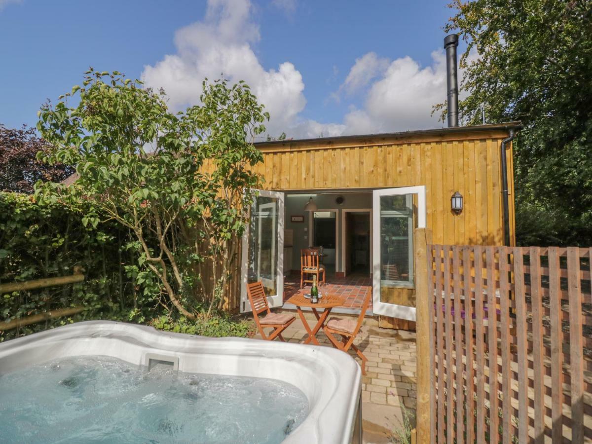 Hen House View Villa รูจลีย์ ภายนอก รูปภาพ